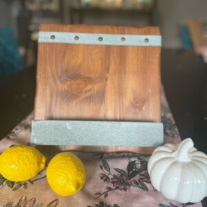 Etú Home cookbook or tablet stand
